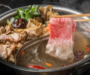 Thấy mắt càng ngày càng mờ, người phụ nữ đi khám mới biết nguyên nhân từ 1 thói quen khi ăn lẩu nhiều người cũng mắc