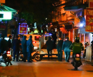 Đưa F0 đi cách ly, phong toả ngay trong đêm sau khi 1 phường ở Hà Nội phát hiện 24 ca Covid-19 cộng đồng