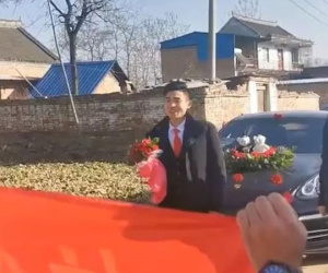 Đi đón dâu mà vừa đến ngõ đã được cả dàn 'trai hàng xóm' kéo băng rôn 'dằn mặt', chú rể toát mồ hôi còn dân tình thì cười ngã ngửa