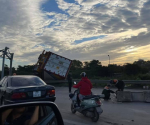Xe container mất lái nằm 'vắt vẻo' tại chân cầu Thanh Trì, ùn tắc kéo dài 3km
