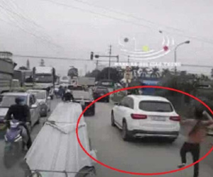 Clip: Gã đàn ông cởi trần cầm gậy vụt mạnh vào kính xe Mercedes đang lưu thông trên đường