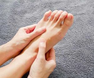 Những dấu hiệu bất thường ở chân cảnh báo cơ thể mang bệnh hiểm