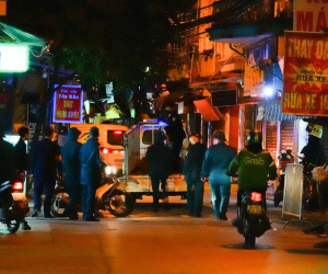 Đưa F0 đi cách ly, phong toả ngay trong đêm sau khi 1 phường ở Hà Nội phát hiện 24 ca Covid-19 cộng đồng