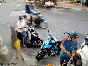 Người đàn ông nhét tiền thừa vào túi rồi 'tỉnh bơ' đòi thêm, camera an ninh 'bóc mẽ' mánh khóe đáng xấu hổ