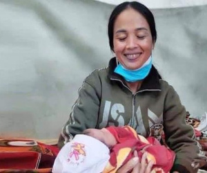 Bé gái sơ sinh bị bỏ rơi bên đường trong đêm lạnh cùng ít đồ cũ