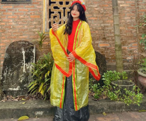 Vui tay tái chế nylon thành váy, cô gái bỗng trở nên nổi tiếng với visual xinh xắn, ảnh ngoài đời cũng 'một chín một mười'