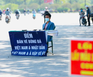 Dân 'phe' kê bàn bán vé ngay sân Mỹ Đình vẫn vắng người mua
