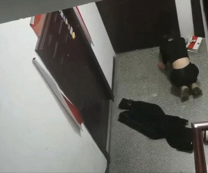 Cãi nhau với bạn trai, cô gái quỳ gối cầu xin xin được vào nhà lúc rạng sáng