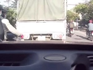 Video: Tạt đầu ô tô, nam thanh niên đi xe máy tông thẳng vào đuôi xe tải