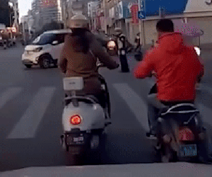 Đang đứng chờ đèn đỏ, người phụ nữ bất ngờ bị trâu điên lao tới húc văng