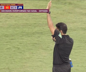 VIDEO: VAR vào cuộc gần 5 phút để khước từ siêu phẩm của Nhật Bản, tuyển Việt Nam lần đầu hưởng lợi tại vòng loại World Cup 2022
