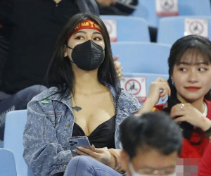 Bị chỉ trích vì mặc hở, cầm khư khư điện thoại khi cổ vũ trận Việt Nam - Nhật Bản, gái xinh 2k2 lên tiếng phân trần