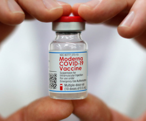 So tỷ lệ nhiễm COVID-19 ở người tiêm vaccine Moderna và Pfizer, hãng nào ‘thắng’?