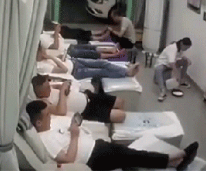 Bất cẩn, nữ nhân viên nướng mực suýt nướng luôn cả khách hàng