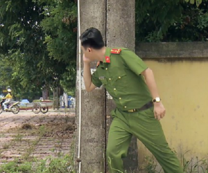 Phố trong làng tập 5: Nhờ đồng đội yểm trợ để 'né thính' của Hoài, Nam lại đưa gái 'gái chảnh' về nhà