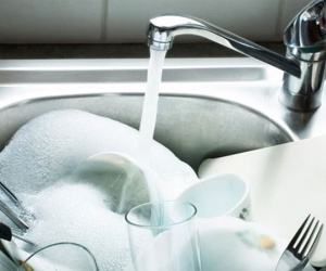 Rửa bát theo cách này chẳng khác gì 'tự ăn thuốc độc', rất nhiều gia đình mắc phải nhưng không biết để tránh