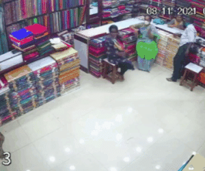 Clip: Xe máy lao vào cửa hàng, suýt tông trúng người phụ nữ mang thai