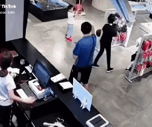 Đứa trẻ nghịch ngợm đá bóng vào bức tường trong trung tâm thương mại, cảnh tượng lúc sau khiến tất cả sợ chết khiếp