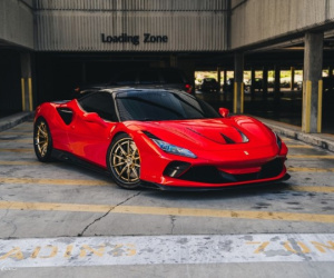 Cận cảnh Ferrari F8 Tributo độ bánh xe mạ vàng