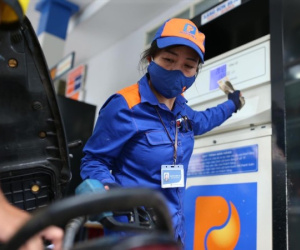 Kìm giá xăng dầu: Nên sớm giảm thuế, phí