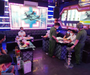 Công an điều tra vụ 3 quán karaoke hoạt động chui có nhân viên nhiễm SARS-CoV-2