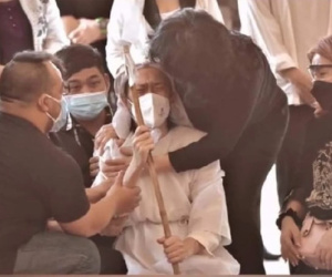 Ảnh chưa từng công bố trong lễ tang bố ruột NS Hoài Linh: Danh hài khóc nấc, ngã khuỵu xuống, lộ rõ dấu hiệu sức khoẻ đáng lo