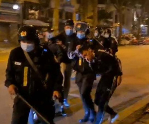 Cảnh sát cơ động Hà Nội chặn bắt 'quái xế' như phim hành động trên phố cổ