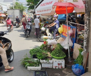 Một phụ nữ bị nam thanh niên đuổi chém tới tấp ở quận 12