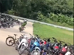 Clip: Đã bị mang về bãi giữ xe vì phạm luật, thanh niên vẫn cố gắng tìm cách thoát thân