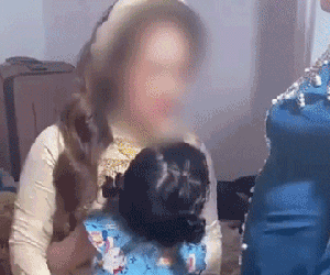 Nhói lòng cảnh em bé khóc nức nở, níu chặt lấy mẹ không rời: Mẹ đi lấy chồng, giờ con ở với ai?
