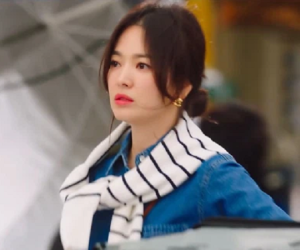 Vừa tái xuất, Song Hye Kyo bị chê tan nát vì diễn đơ, nói tiếng Pháp 'như đấm vào tai', netizen mỉa mai: 'Ủa, đơ từ xưa rồi mà'