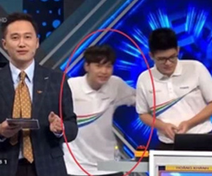Chưa hết sóng trực tiếp Olympia, hotboy Nghệ An đã rời vị trí và có hành động 'lạ' bị máy quay bắt trọn: Cute quá đáng luôn á!