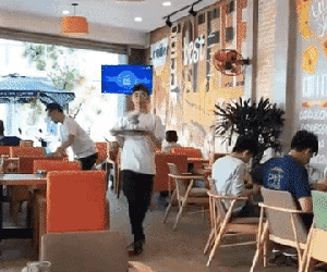Khi bạn thích làm người mẫu nhưng cuộc đời đưa đẩy sang nghề phục vụ, kết cục khiến cả cõi mạng cười lăn cười bò