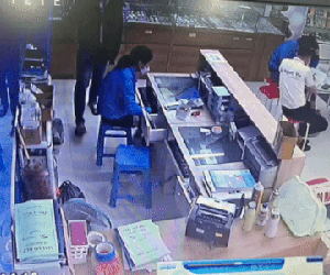 Camera ghi hình nam thanh niên kề dao vào cổ nữ nhân viên thu ngân cướp hơn 50 triệu đồng