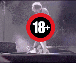 Nữ ca sĩ rock đi tiểu lên mặt fan ngay trên sân khấu là ai và vì sao lại có hành động gây phẫn nộ đến thế?