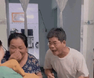 Con dâu sinh 6 tháng mới được về thăm quê, phản ứng của ông bà nội lần đầu tiên gặp cháu đã thu hút cả triệu lượt xem