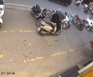 Hành động chuyên nghiệp dứt khoát, sờ đến túi người phụ nữ mới nhận ra có gì đó sai sai