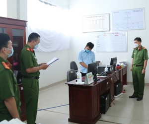 Bắt tạm giam một bác sĩ trục lợi từ việc tiêm vaccine ngừa COVID-19