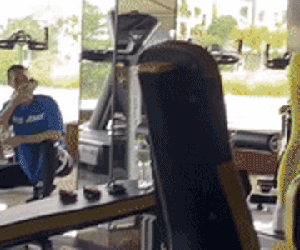 Cô gái đứng trên máy rung trong phòng gym bị 3 người đàn ông quay lén khiến dân tình tranh cãi kịch liệt: Hóa ra lý do các anh mưa bão cũng phải đi tập là thế này đây!
