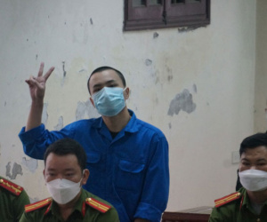 Tiến 'trắng' 'tố' bị vợ chồng Đường 'Nhuệ' lừa, nói dứt tình cạn nghĩa với bố mẹ nuôi ngay tại tòa và tự nhận 20 năm tù