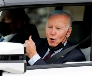Video: Tổng thống Mỹ Biden lái thử xe Hummer điện 1.000 mã lực, thể hiện màn tăng tốc ấn tượng