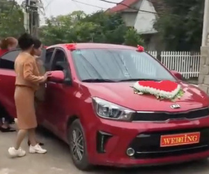 Đang trong đám cưới, cô dâu bất ngờ chuyển dạ liền lên xe hoa nở một nụ cười thật tươi rồi… đi đẻ