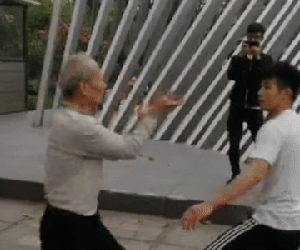 Cụ già Trung Quốc dùng 'Kê quyền' đấu thanh niên trẻ khiến dư luận Việt Nam xôn xao