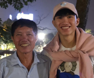 Bố Đoàn Văn Hậu làm điều đặc biệt để động viên con trai sau ca phẫu thuật chấn thương