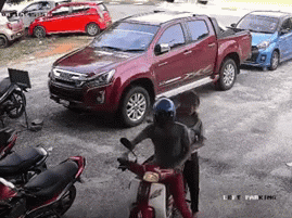 Cho con đi cùng tới cửa hàng giặt sấy, bà mẹ làm 1 việc khiến dân mạng hoang mang với tương lai đứa bé