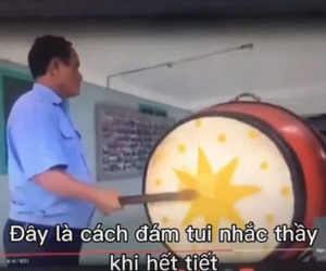 Hết giờ mà giáo viên vẫn say sưa giảng dạy, học trò liền có hành động khiến thầy không ngờ tới được