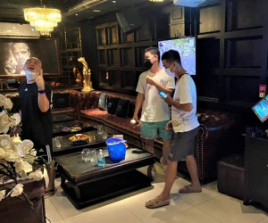 Vừa mở đã lệnh đóng, chủ karaoke khóc ròng vì trở tay không kịp