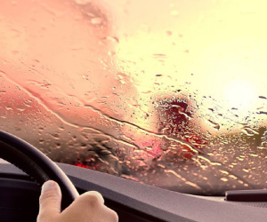 Giải pháp xử lý kính mờ, nhòe gương khi lái ô tô trời mưa cần biết
