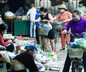 Ghé chợ mua rau đã hết gần 200.000 đồng, bà nội trợ TPHCM 'méo mặt'