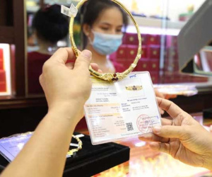Thấy gì trước giá vàng tăng vọt, chứng khoán 'nhảy múa'?